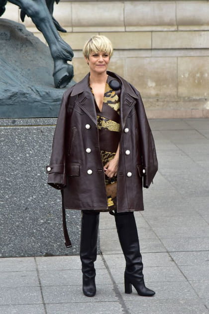 Marina Foïs en robe imprimée et cuissardes