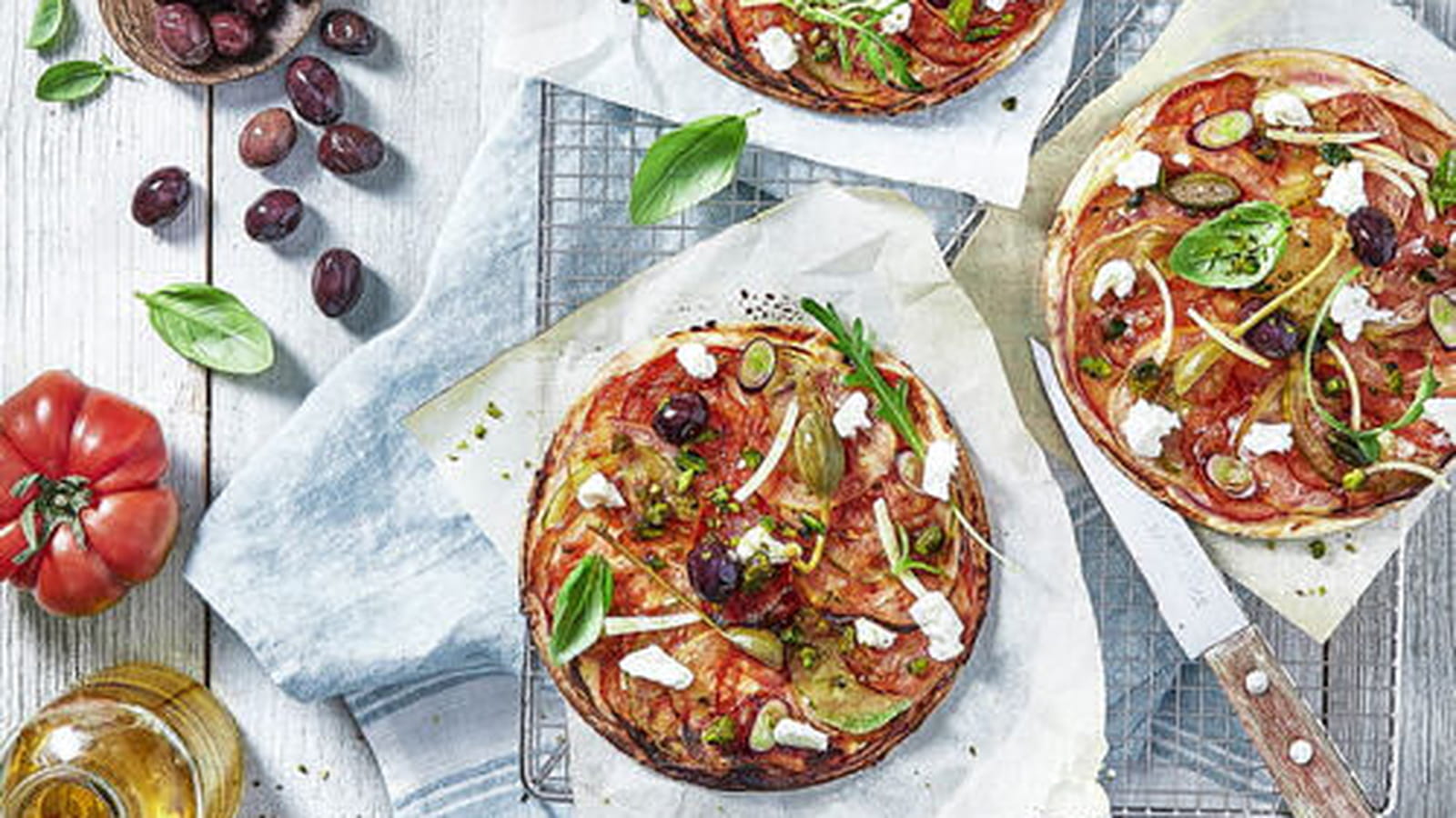 Pizzettes au Carré Frais, tomates et pistaches