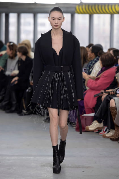 Robe bustier et veste noires à surpiqûres blanches aperçues sur le défilé Sacai