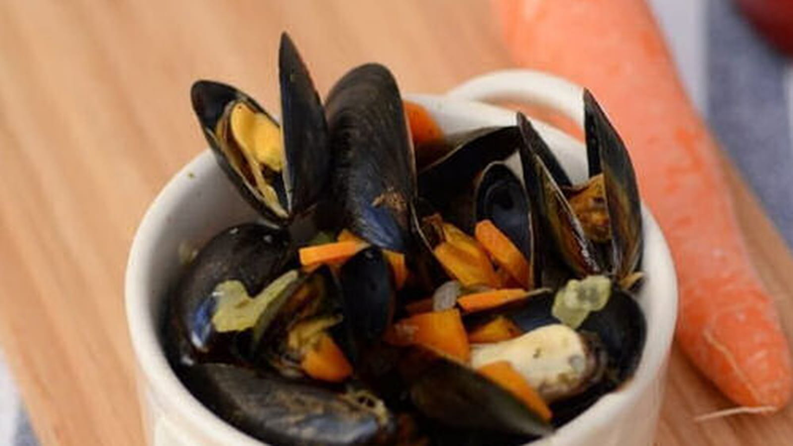 Moules Marinières, sauce curry et crème persillée