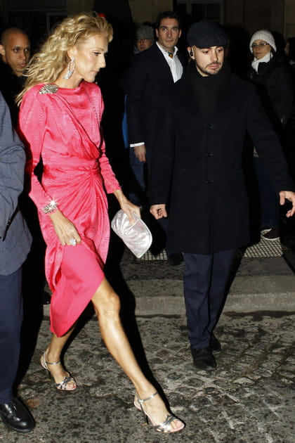 Céline Dion en robe rose asymétrique et détails de bijoux Dodo bar Or