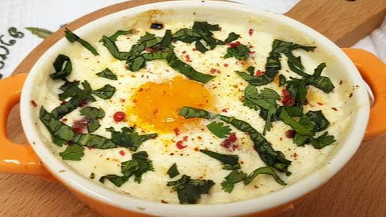 Oeuf cocotte chèvre et échalotes