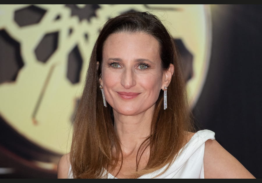 Camille Cottin, gracile avec sa raie sur le c&ocirc;t&eacute;