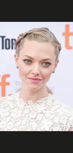 Le chignon tress&eacute; et nou&eacute; d'Amanda Seyfried