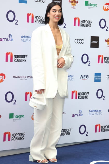 Dua Lipa en costume blanc oversize