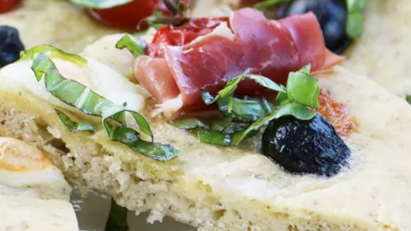 Focaccia mozzarella, tomates, jambon fin italien et olives noires Bio