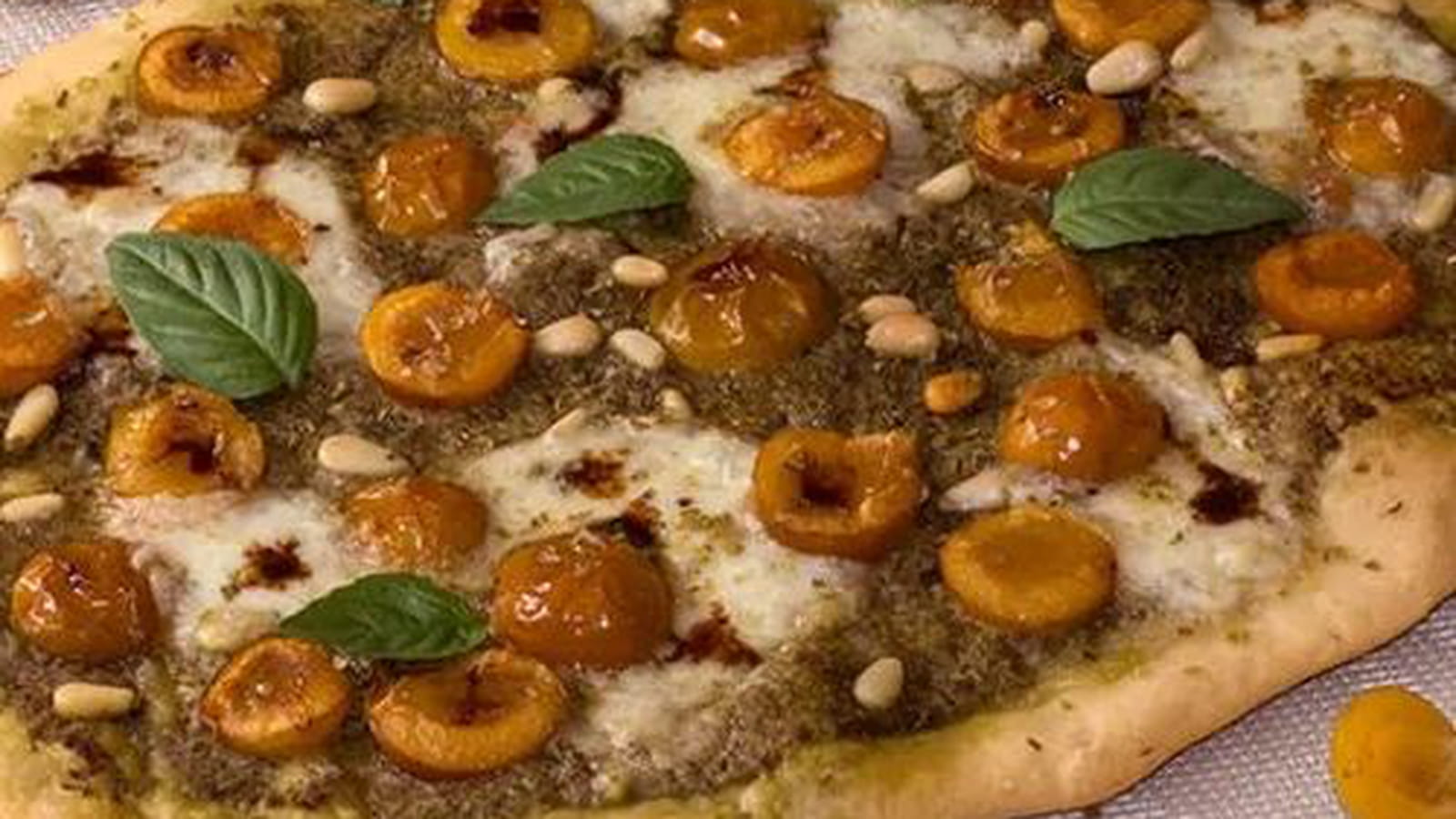 Pizza aux mirabelles, pesto, burrata, vinaigre balsamique