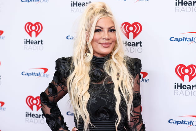 Tori Spelling regrette ses implants mammaires