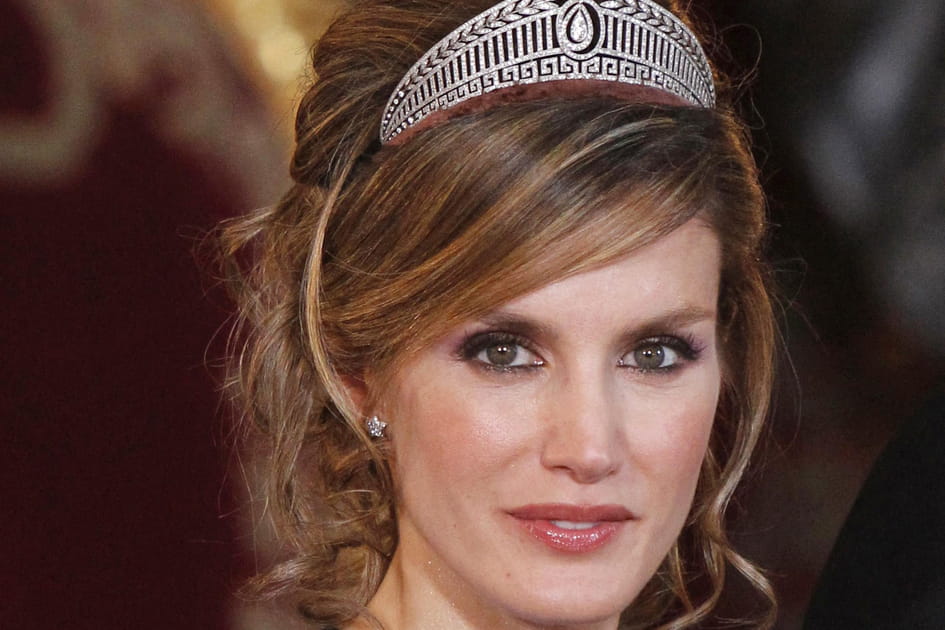 La large m&egrave;che sur le c&ocirc;t&eacute; de Letizia d'Espagne