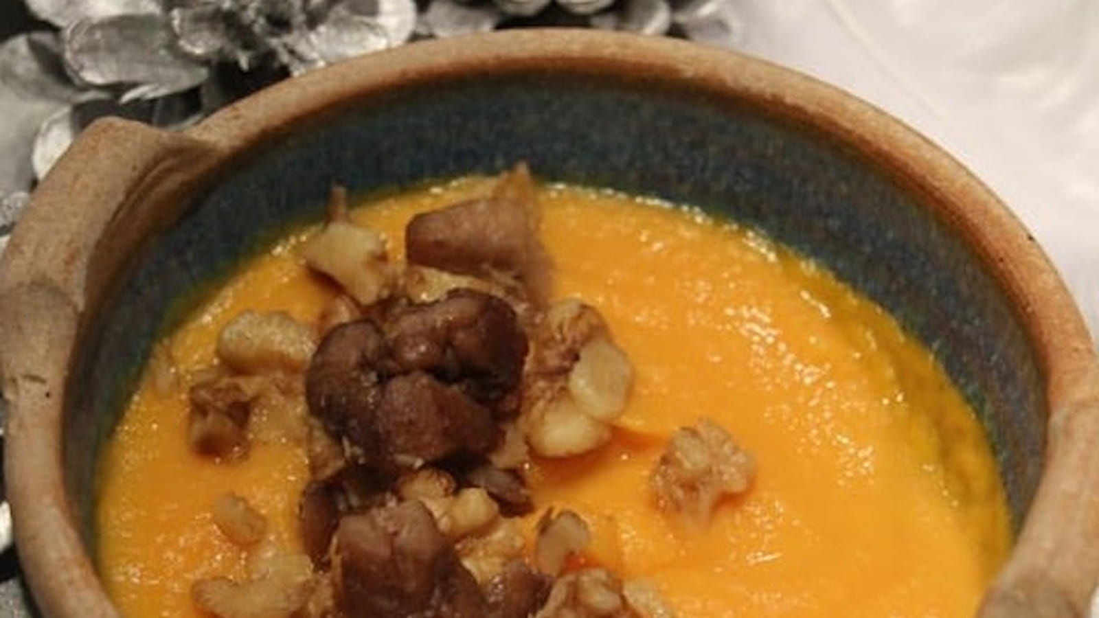 Velouté de carottes et panais, croquant de noix et châtaignes