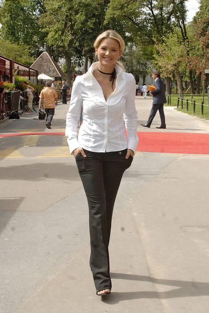 Virginie Efira en chemise blanche et pantalon de costume skinny