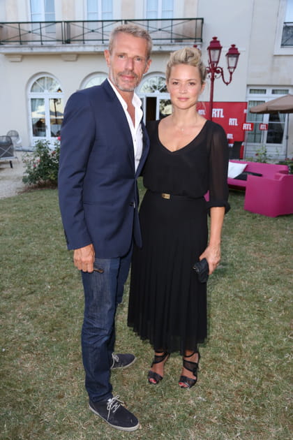 Virginie Efira en haut noir &agrave; d&eacute;collet&eacute; en V et jupe midi &eacute;vas&eacute;e