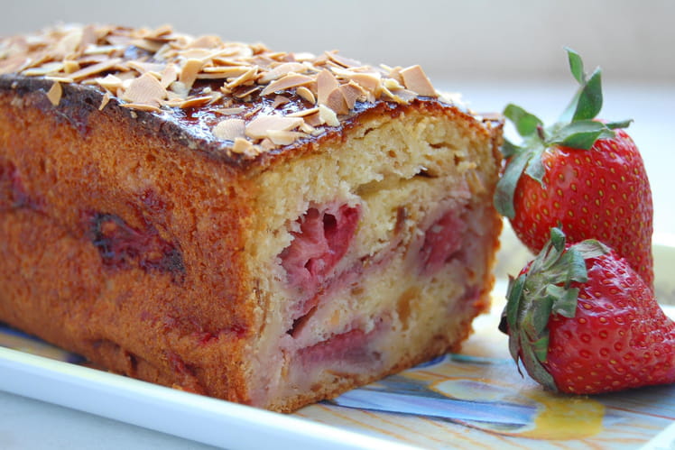 Recette de Cake aux fraises, miel et amandes