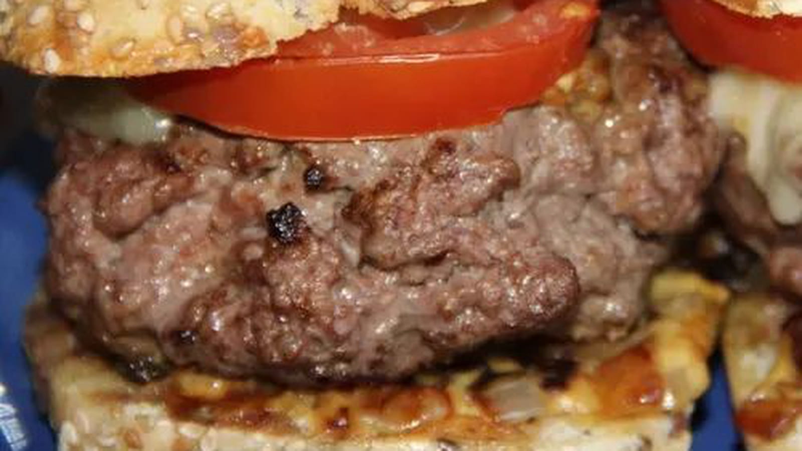Burger à la française à la tomme du jura et aux oignons confits