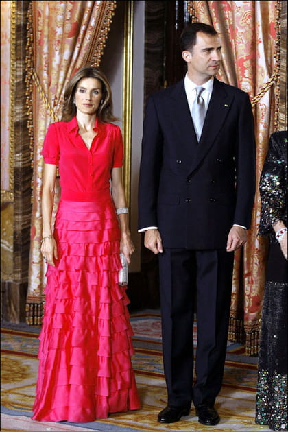 Letizia d'Espagne en chemise manches courtes rose et jupe longue &agrave; volants