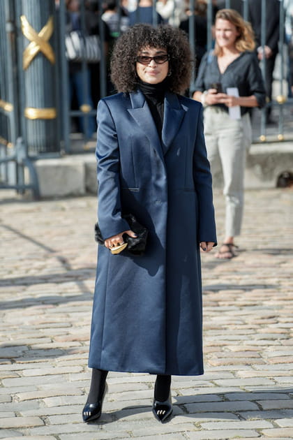 Camélia Jordana en manteau en satin bleu au défilé Givenchy printemps-été 2024