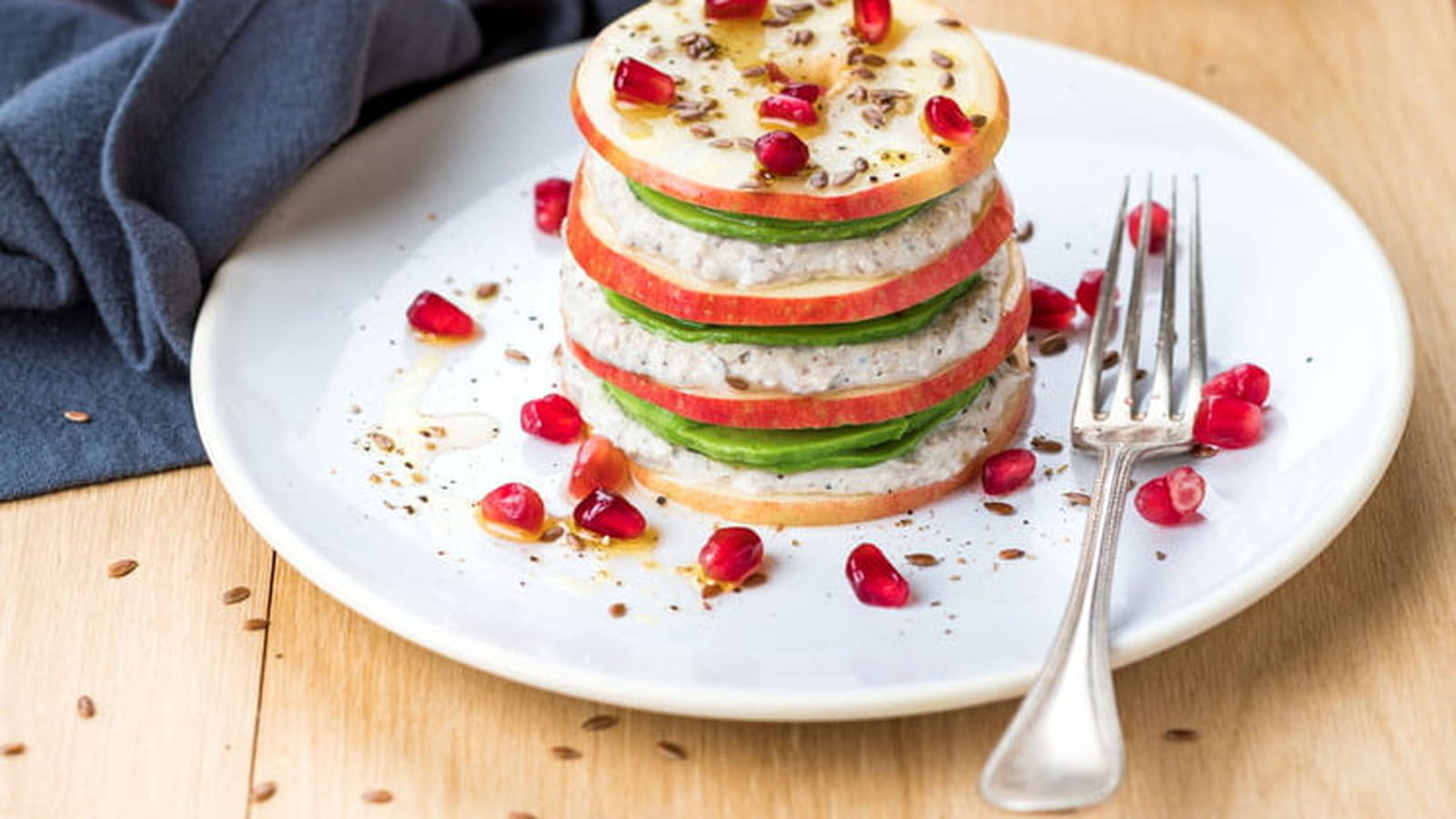 Millefeuille aux Pink Lady®, rillettes de sardine, avocat et grenade
