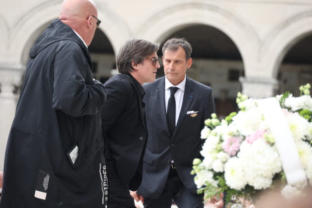 Obsèques de Françoise Hardy : Thomas Dutronc arrive devant le crématorium du Père-Lachaise
