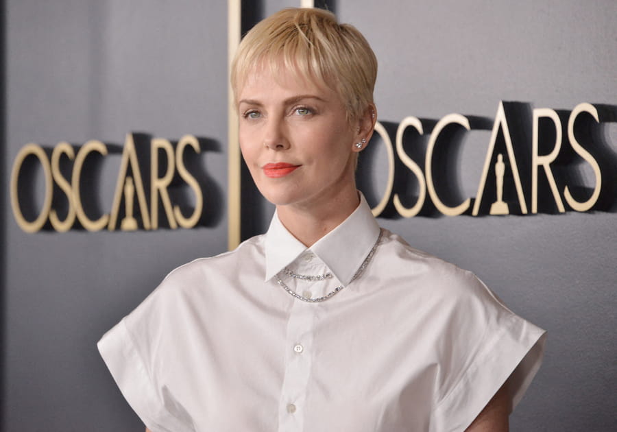 Le rouge &agrave; l&egrave;vres corail de Charlize Theron