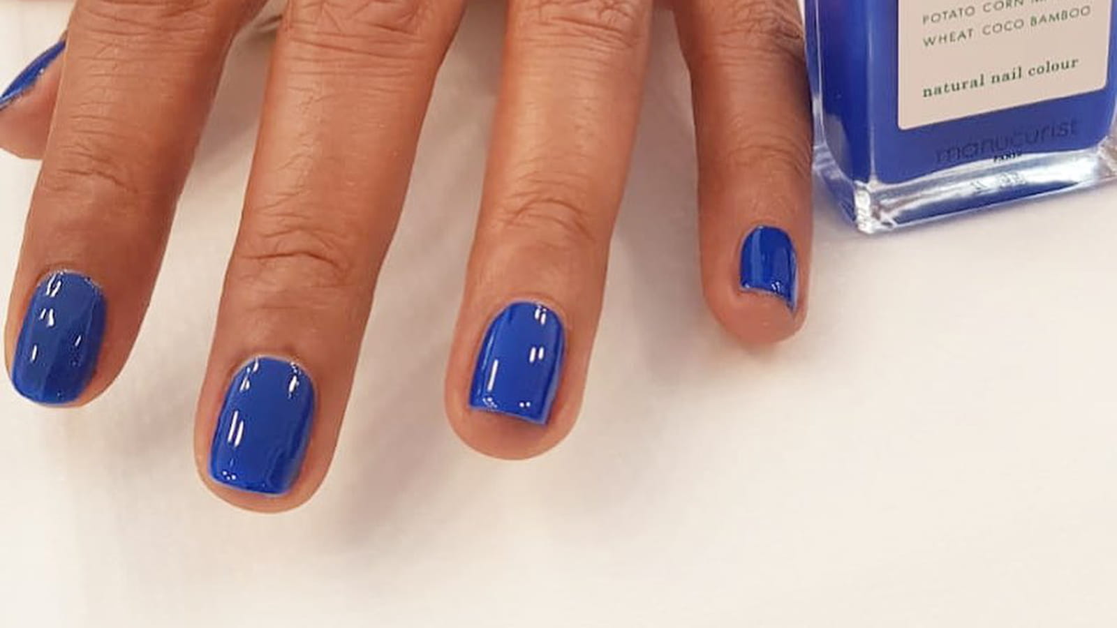 Une manucure bleu éléctrique