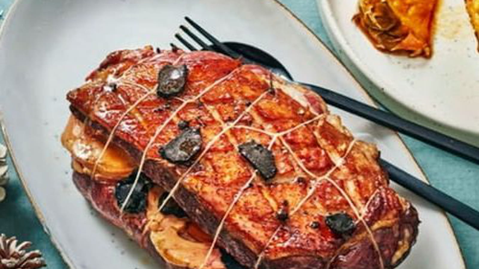 Rôti de magret de canard farci au foie gras et à la truffe, ananas rôti