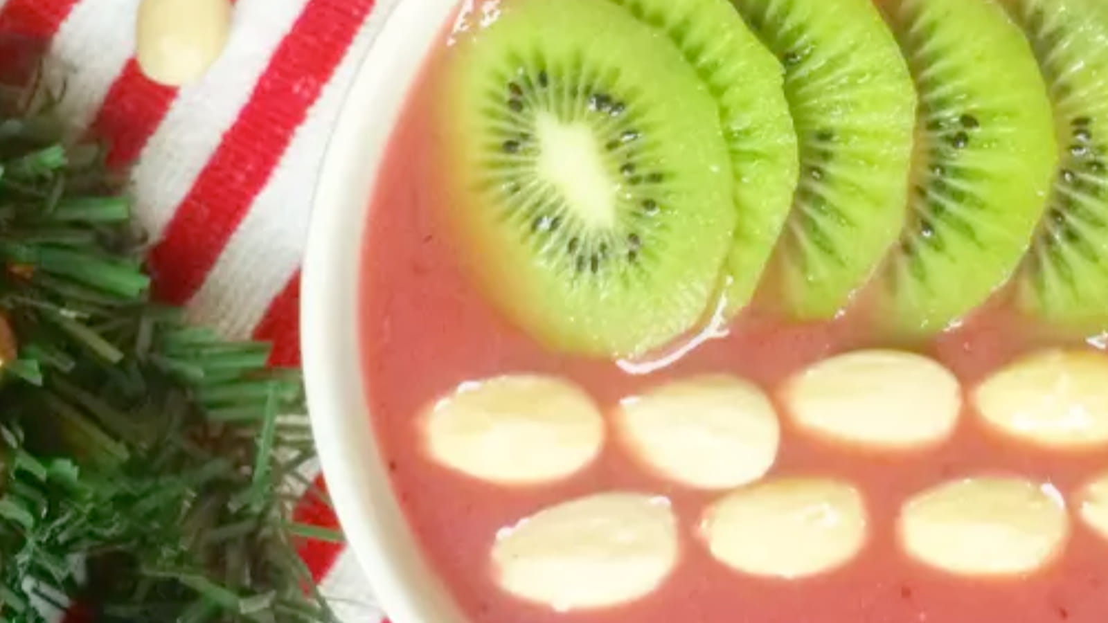 Smoothie bowl aux framboises, kiwi et amandes