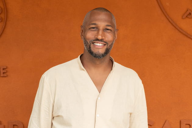 Le basketteur Boris Diaw pose tout sourire &agrave; Roland-Garros