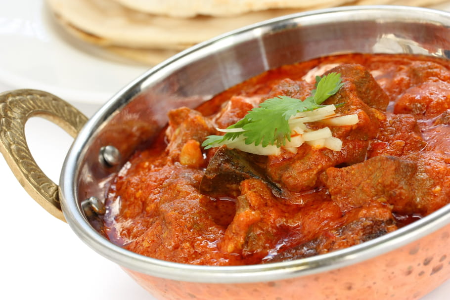 Que trouve-t-on dans un plat curry ?