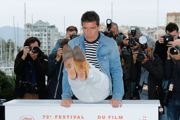 Antonio Banderas tente une figure de gymnastique lors du photocall de "Douleur et Gloire" le 18&nbsp;mai