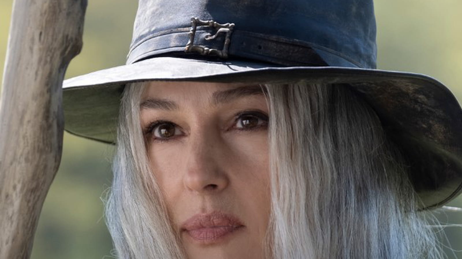 Monica Bellucci et ses longs cheveux blancs