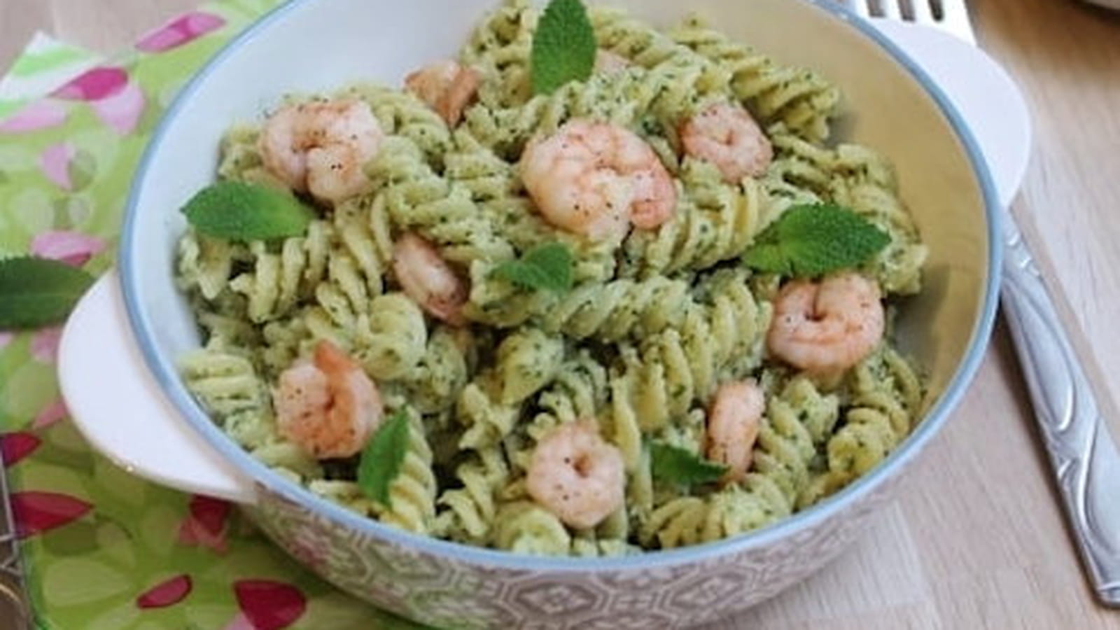 Pâtes fusili au pesto de citron vert et menthe, et crevettes flambées au Rhum