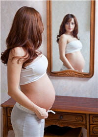 les hormones féminines protègent de la chute des cheveux.