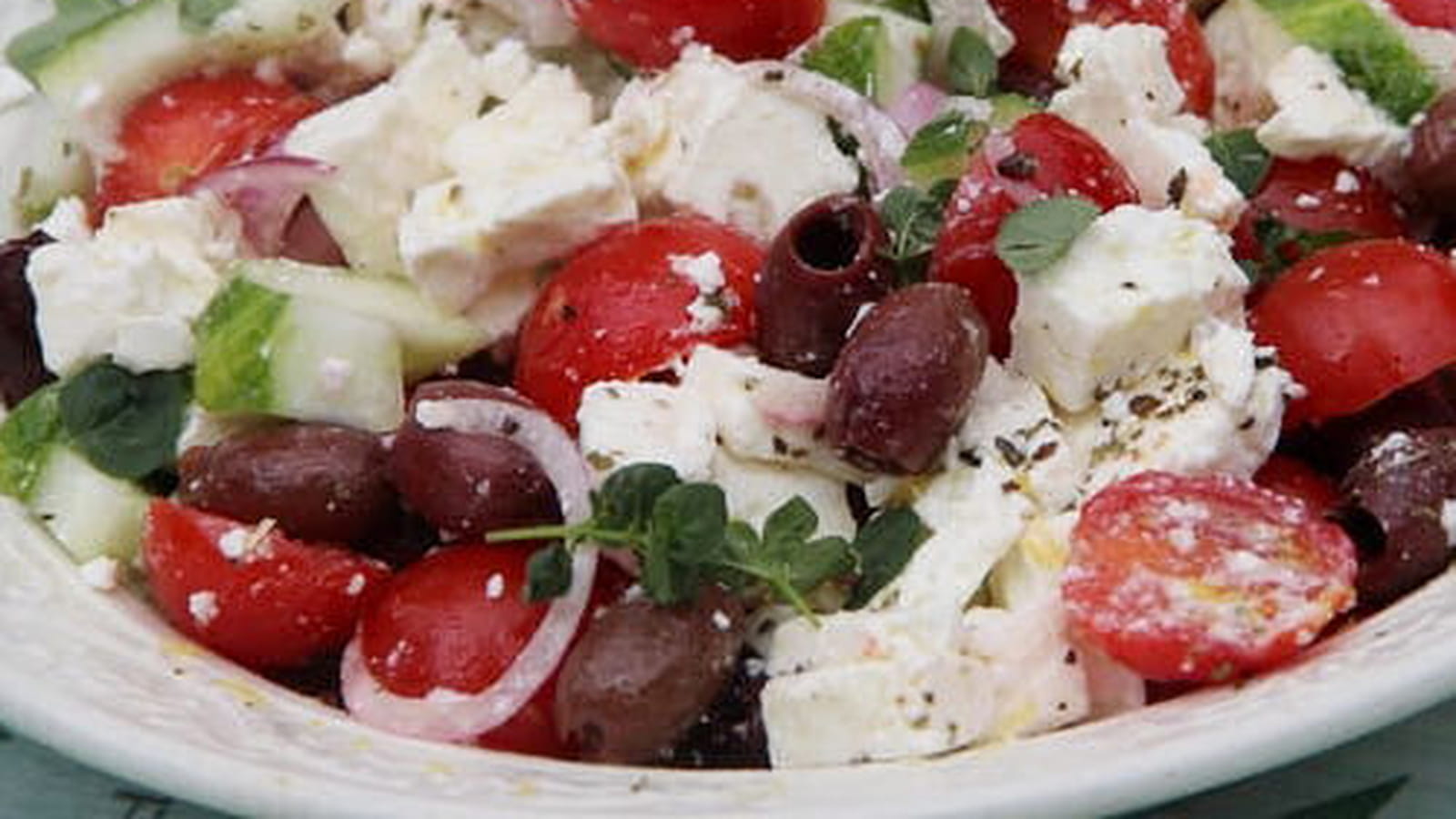 Salade grecque de tomates cerise, concombre, olives et feta