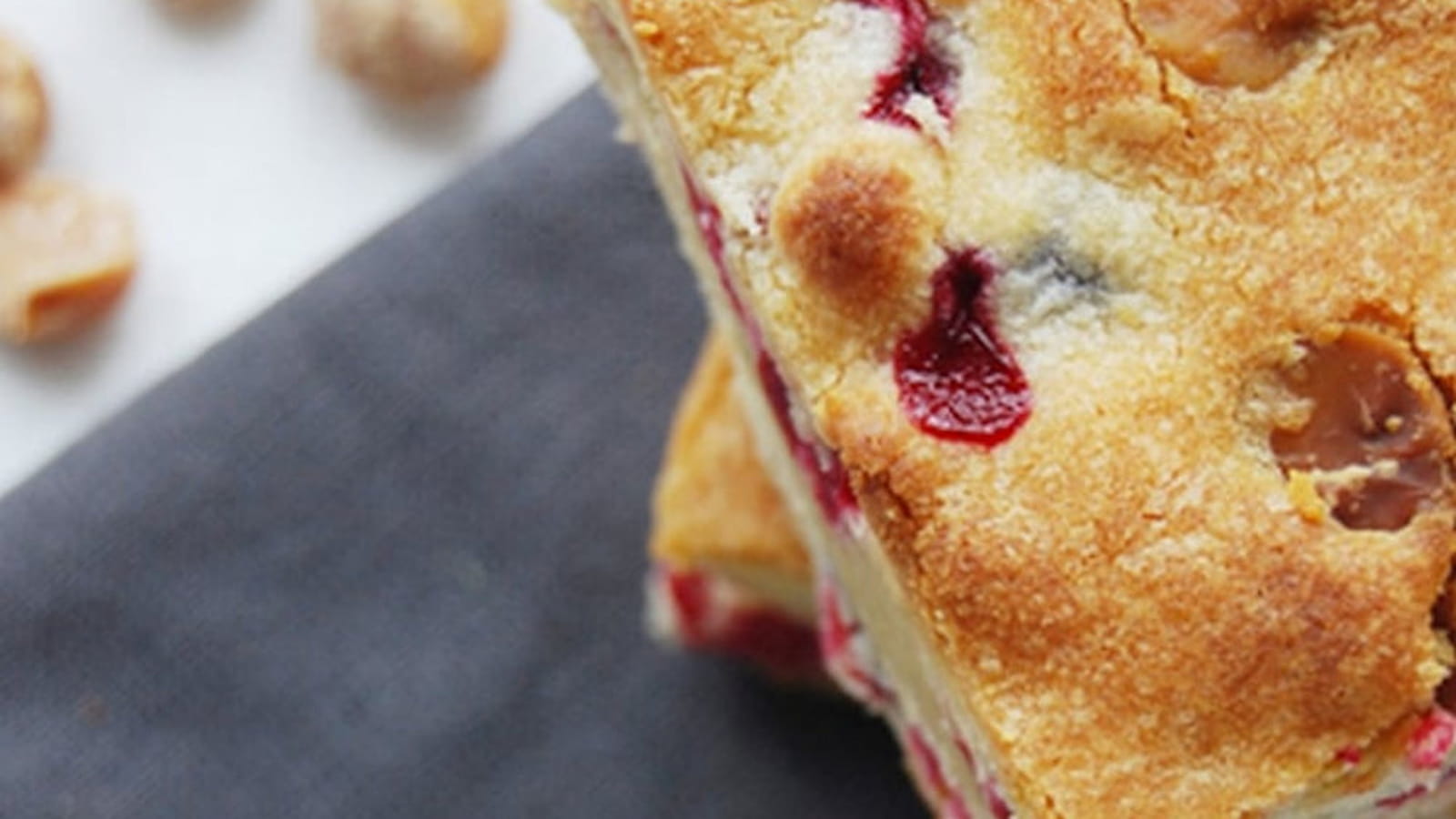 Blondie aux canneberges et noix de macadamia