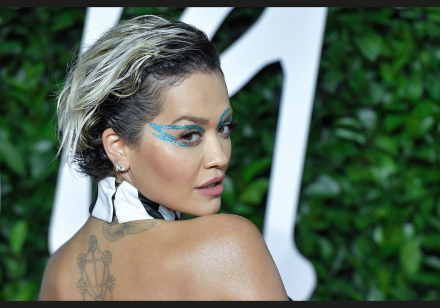 Le liner bleu paillet&eacute; de Rita Ora