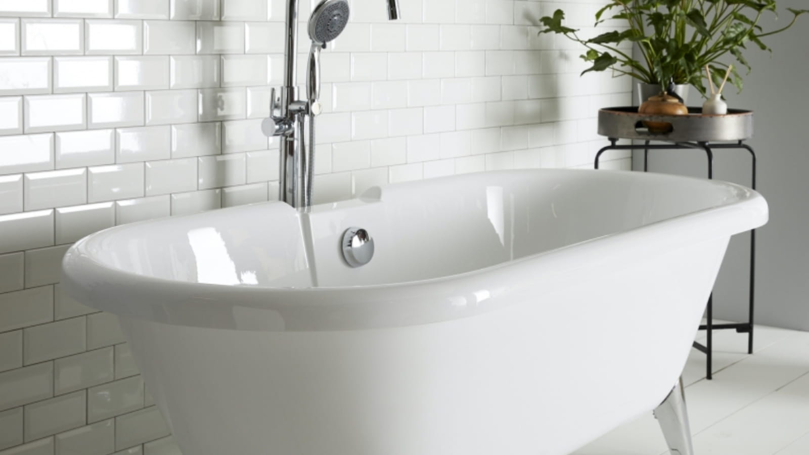 Une baignoire îlot sur pied 