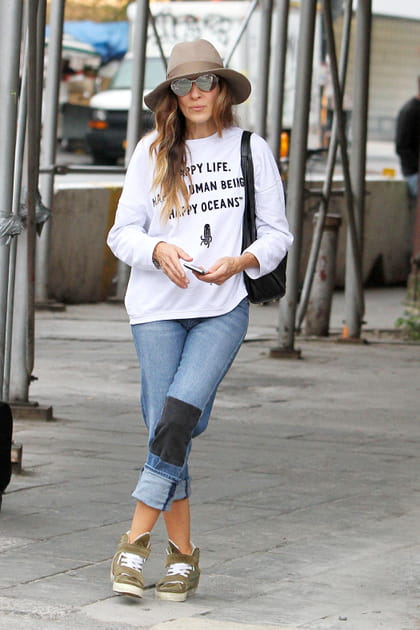 Sarah Jessica Parker avec un sweat &agrave; message
