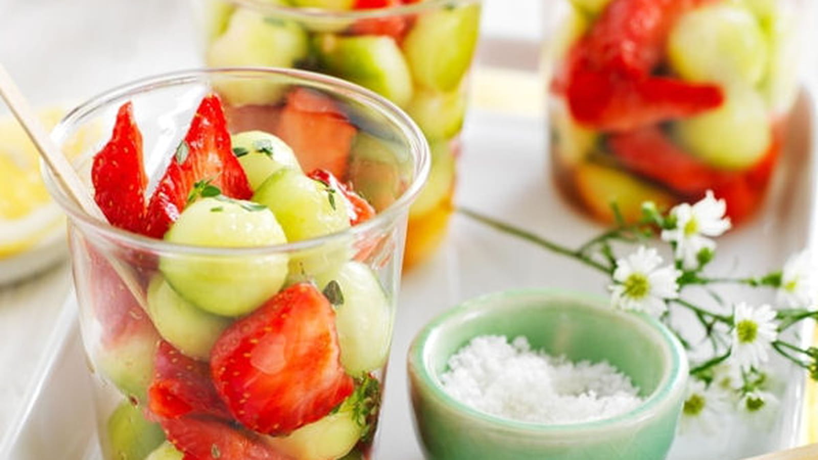 Verrines de salade de fraises et billes de concombre au Sel de Guérande