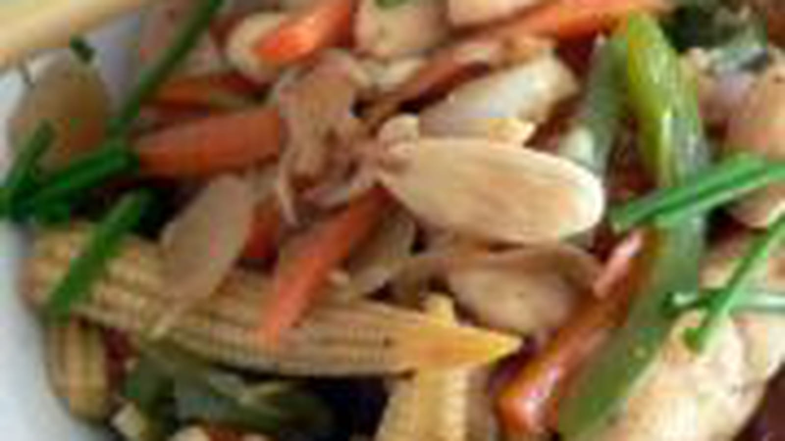Poulet aux amandes et légumes asiatiques