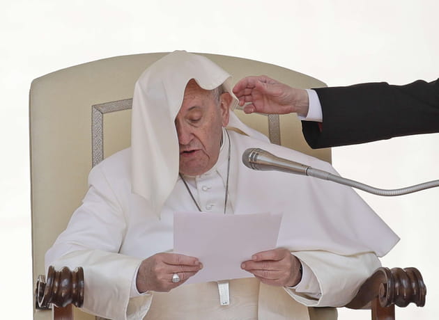 Le Pape Fran&ccedil;ois victime d'un coup de vent
