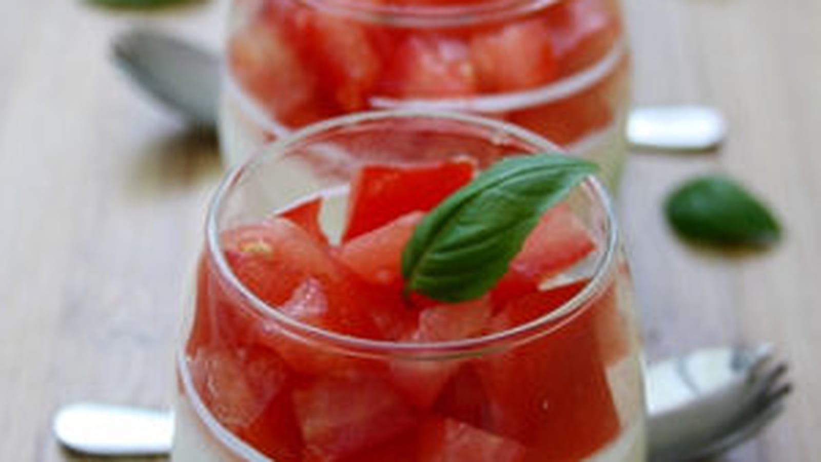 Verrines italiennes au pesto, mousse de mozzarella et tomates