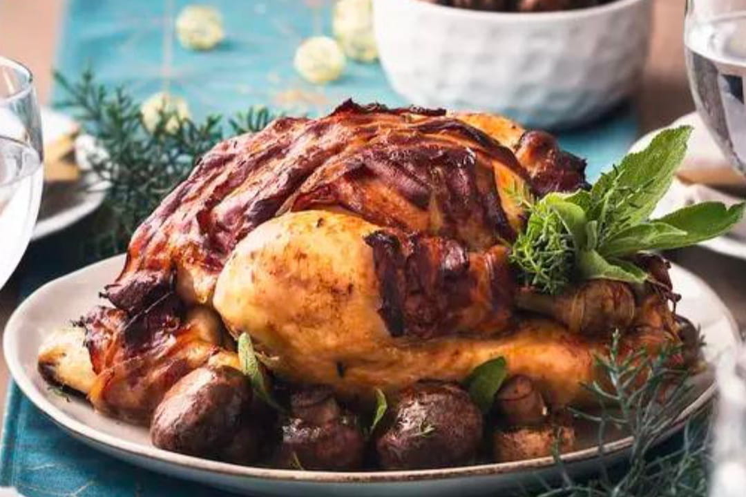 Dinde rôtie au beurre d'ail, bardé de lard fumé