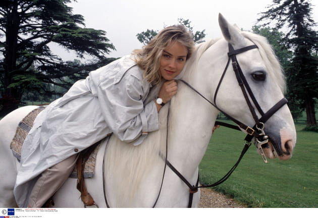 Cavalière dans le téléfilm "Tears in the Rain" en 1988
