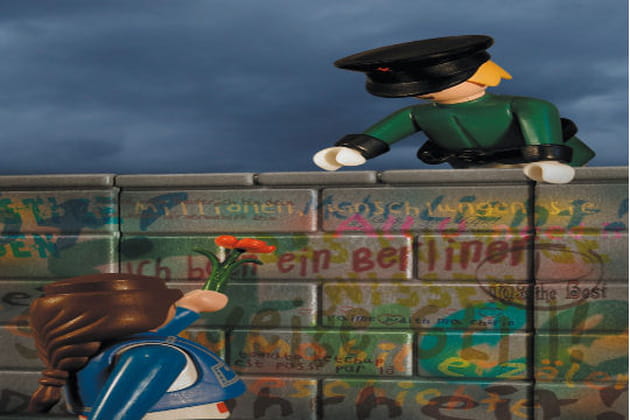 Le mur de Berlin version Playmobil par Richard Unglik