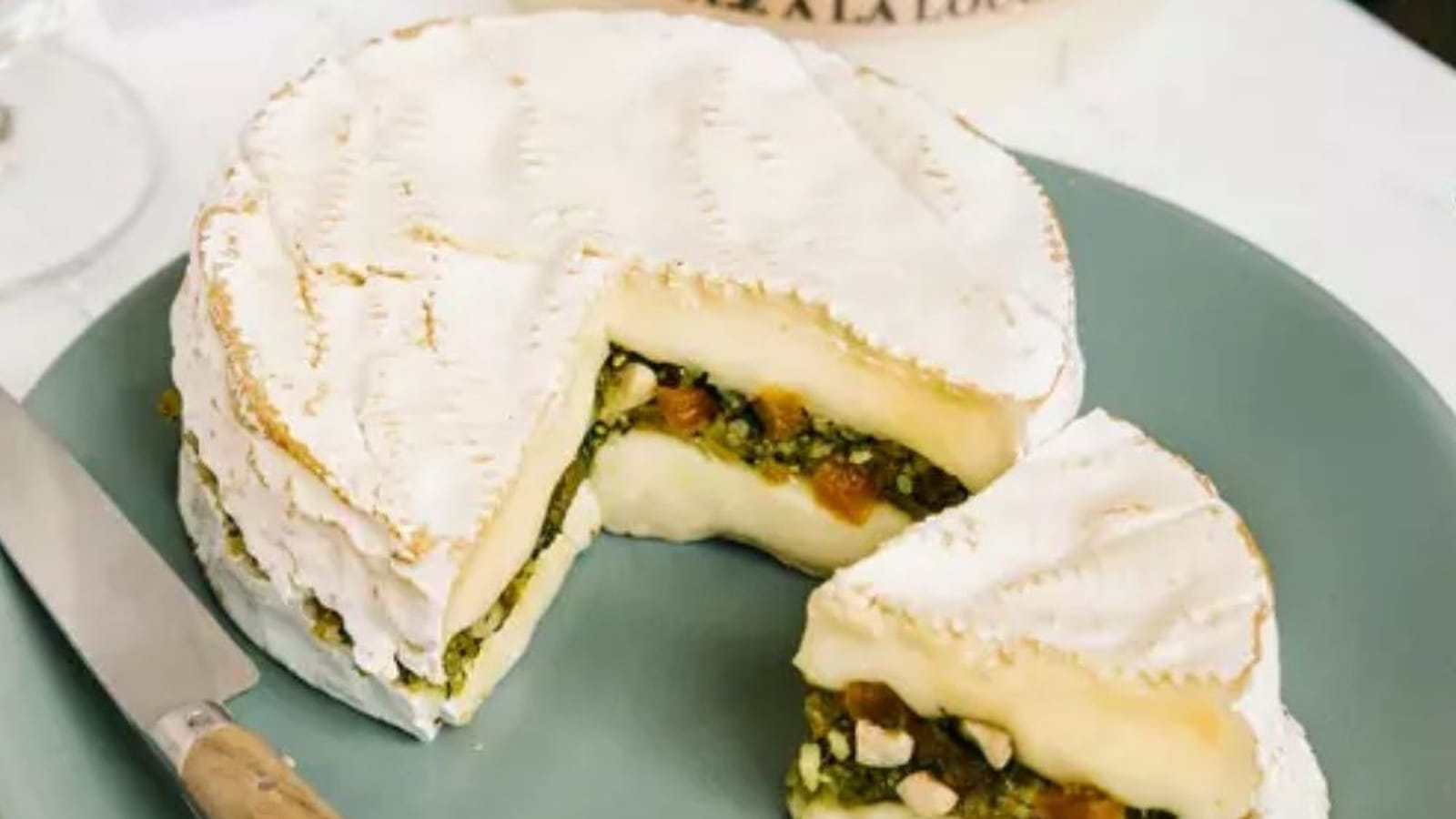 Camembert farci aux herbes, noisettes torréfiées et abricots secs