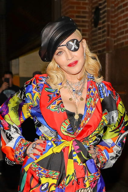 Madonna avec un mix and match de bijoux