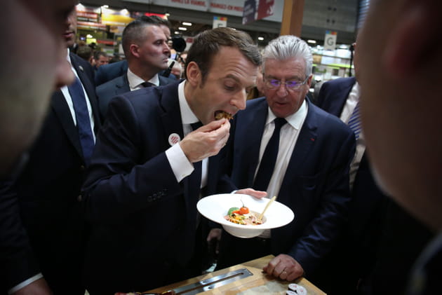 Emmanuel Macron en pleine d&eacute;gustation au Salon de l'Agriculture