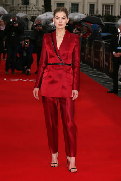 TOP : Rosamund Pike en Alexander McQueen