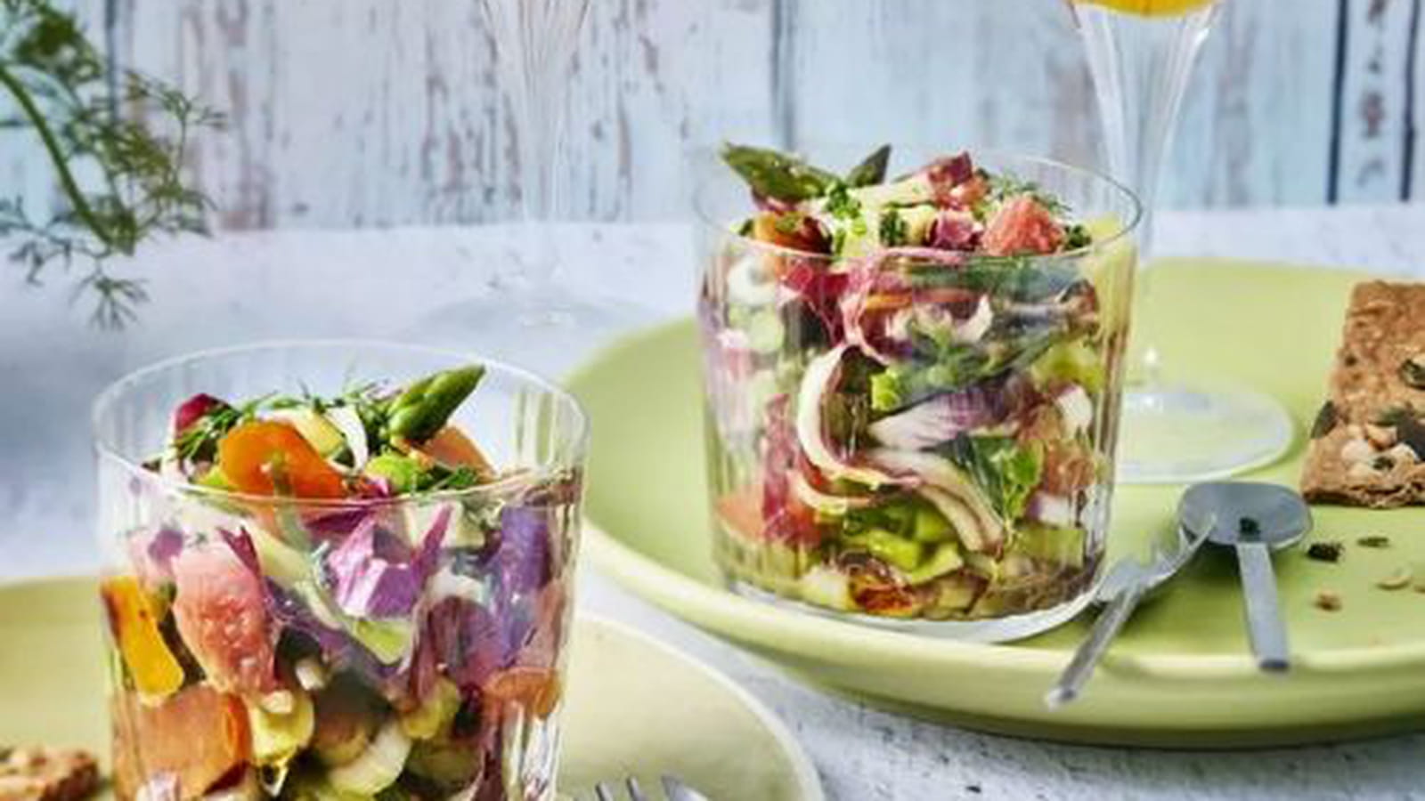 Verrine avocat, pamplemousse, poutargue, asperges vertes