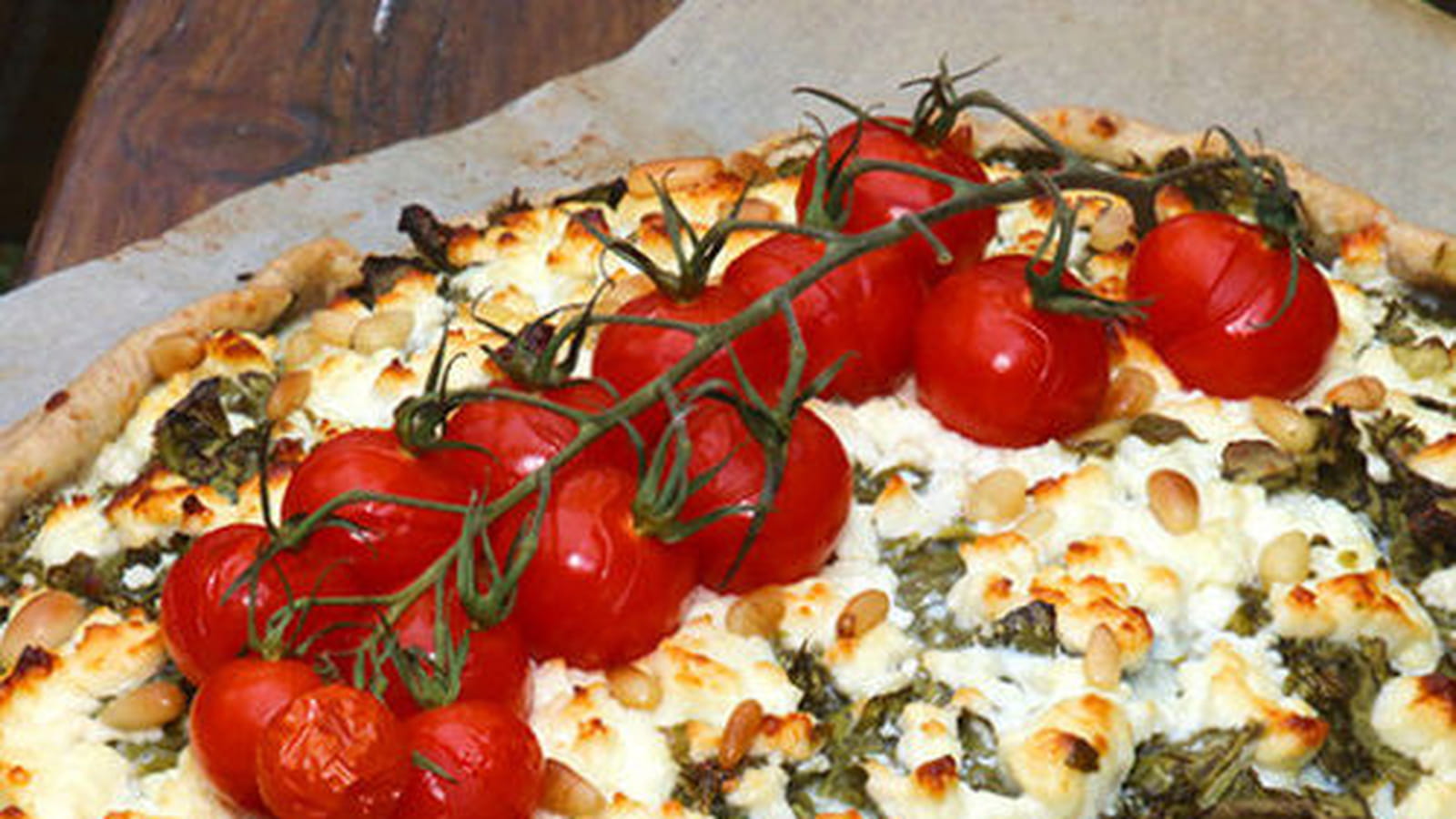 Tarte rustique à l'oseille, feta et pignons